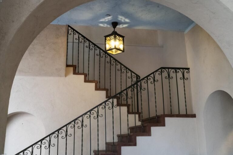 جلسة خارجية زجاج: تصميم جلسة خارجية زجاج عصرية