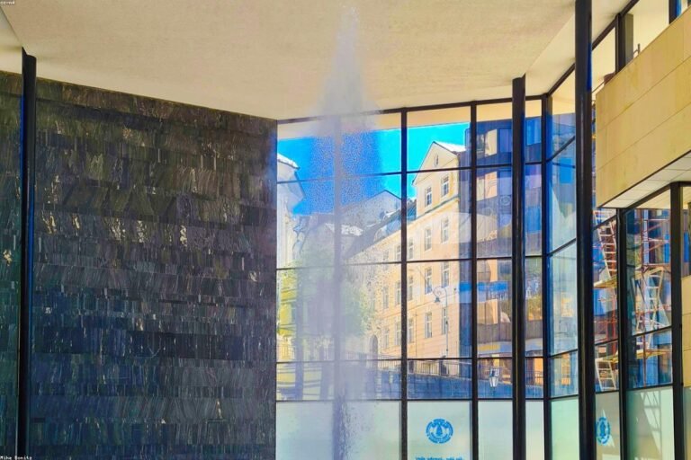 غرفة من زجاج: مميزات غرفة من زجاج في الحديقة